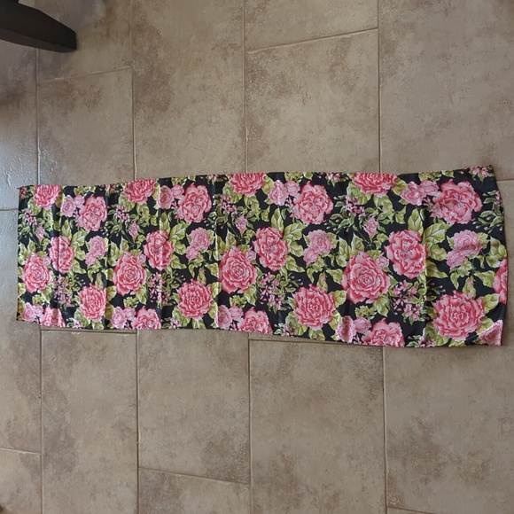 Rectangular lightweight scarf with roses - Picture 6 of 8